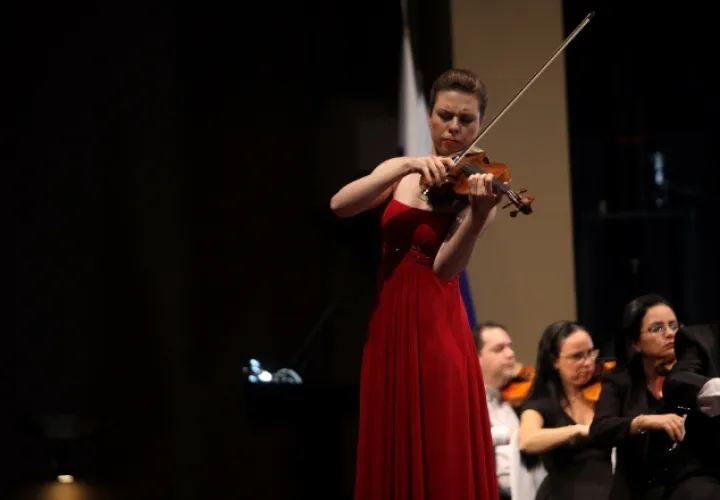 Violinista Tessa Lark (EE.UU) y la Orquesta sinfónica Nacional. Velada inaugural. Aurelio Herrera Suira.