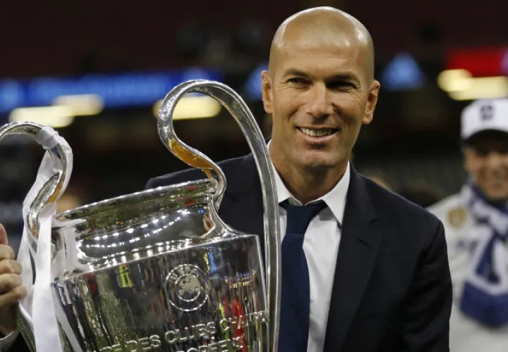 Zinedine Zidane, técnico del Real Madrid,  con la Copa de la Liga de Campeones. /Foto AP
