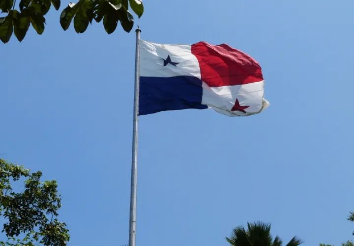 La bandera panameña ondea en el Cerro Ancón desde 1979, año en que imperaba la dictadura. /Foto Archivo 