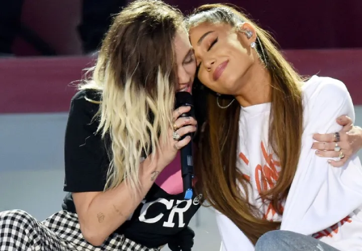 Ariana Grande y Miley Cyrus interpretaron un tema juntas. /Foto AP