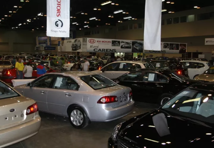 Este año, la comercialización de autos registra una baja de 13%. /Foto Archivo