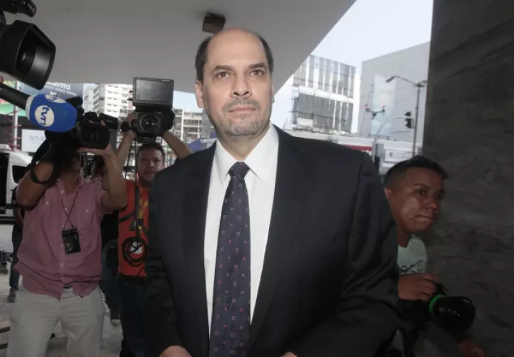 Arias salió de la fiscalía sin medida cautelar en su contra. /Foto Víctor Arosemena 
