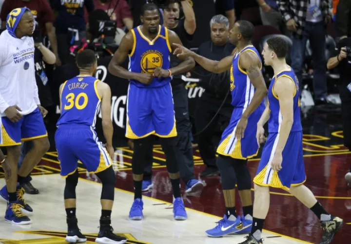 Kevin Durant (centro) celebra el triunfo. /Foto AP