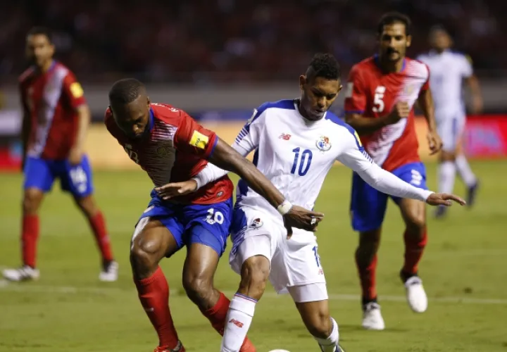 Ismael Díaz (dcha.) generó jugadas de gol, sin embargo, no pudo concretar. /Foto AP