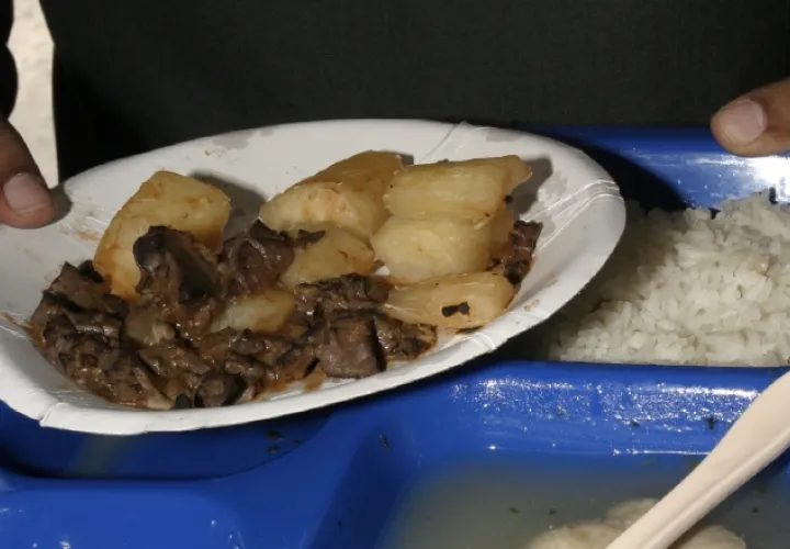 Los detenidos reciben tres comidas al día. /Foto Archivo