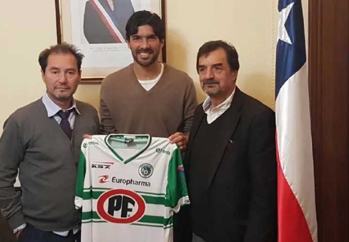 Sebastián  Abreu (c.).  Tomado de Twitter