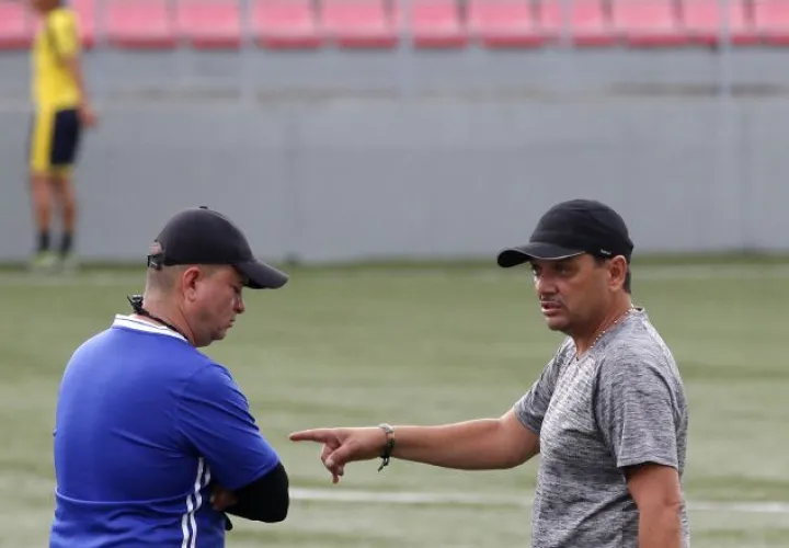 El colombiano Richard Parra (dcha.), en la LPF, ha dirigido al Árabe Unido, Sporting San Miguelito y Plaza Amador. /Foto EFE
