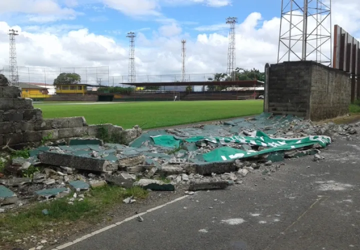 Así quedó el muro del estadio. /Foto Eric Ariel Montenegro 