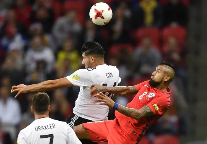 El alemán Emre Can y el chileno Arturo Vidal (d) en acción. /Foto AP