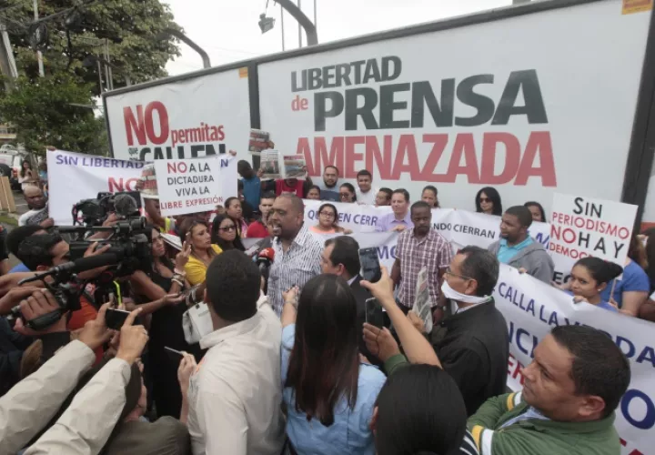 Colaboradores de Grupo Epasa salieron a protestar ante la persecución del Gobierno contra los diarios opositores. /Foto Víctor Arosemena 