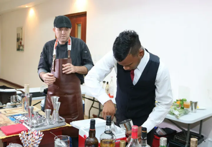 Félix Cuevas, tiene 12 años en el mundo de la coctelería. FOTO/Delfia Cortés