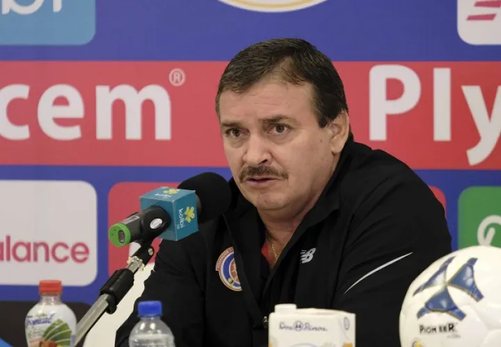 Óscar Ramírez en conferencia de prensa.