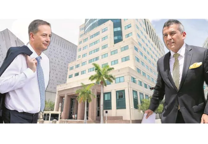 Marcos Jiménez, abogado estadounidense del expresidente Martinelli, y su defensa en Panamá, Sídney Sittón, en tribunal federal de justicia James L. King en Miami, Florida. /Foto EFE/AP 