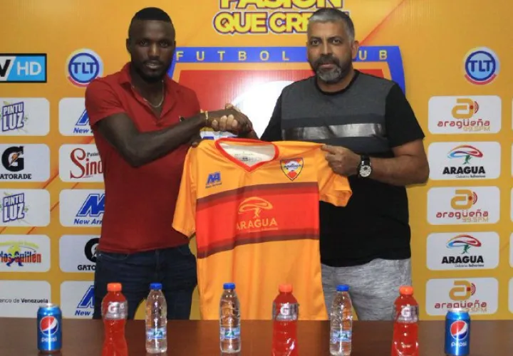 Alexander 'Makelele' González posa con su nueva camiseta. /Foto Tomado de Twitter