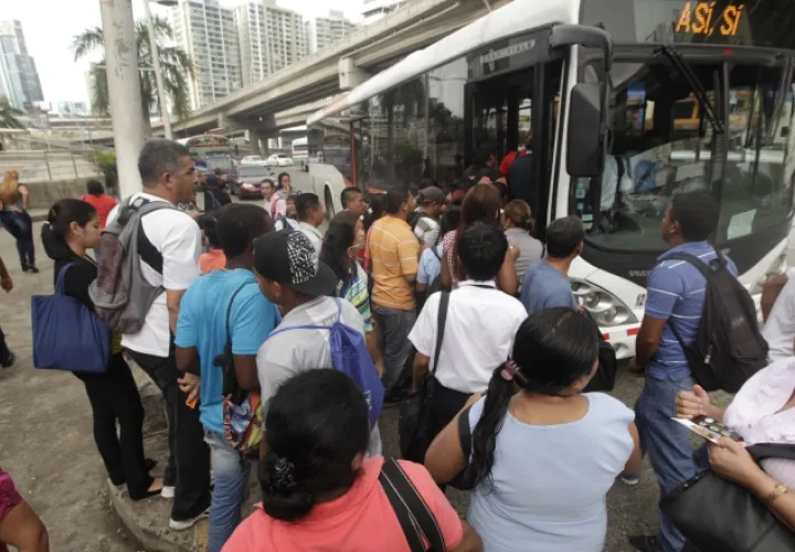 Usuarios pasan problemas con el metrobús. /Foto Archivo