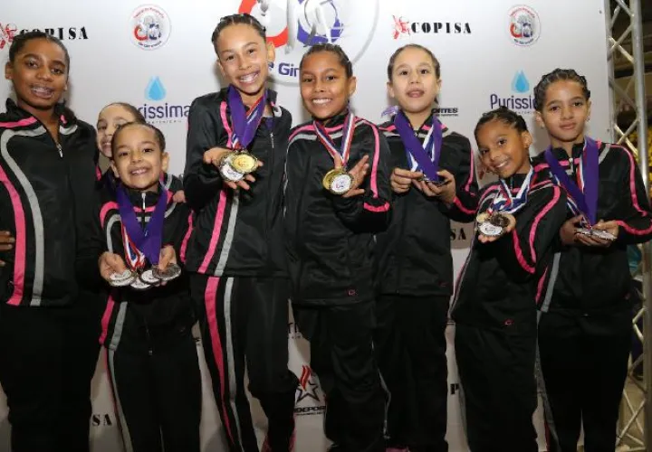Las atletas muestran sus medallas. /Foto Cortesía
