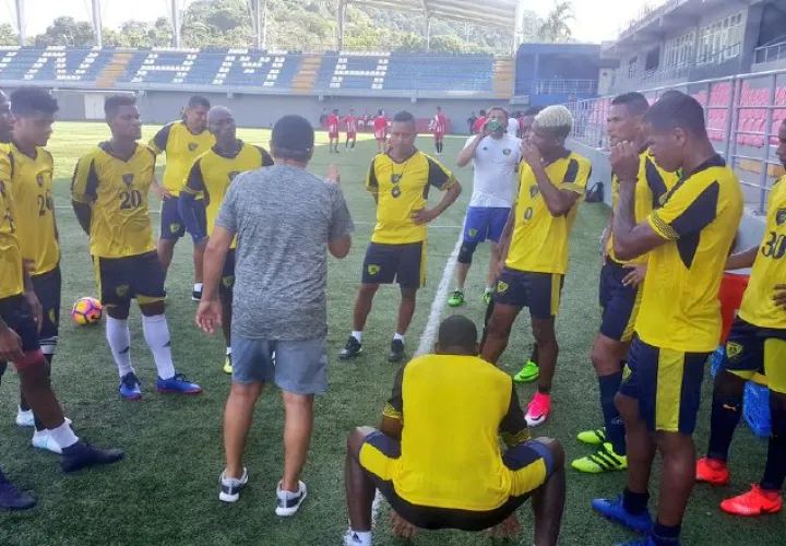 Richard Parra habla a los jugadores de Chorrillo. /Foto @ChorrilloFC 
