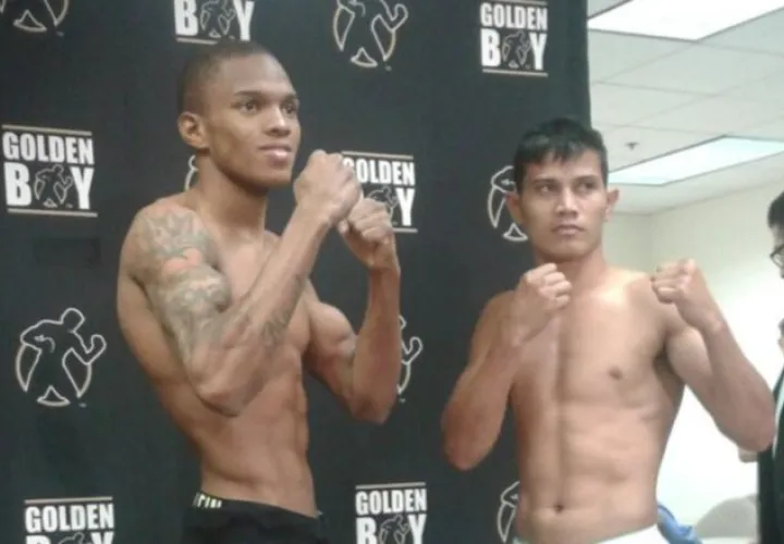 Corrales (izq.) junto a su rival. /Foto @pyedelistmo