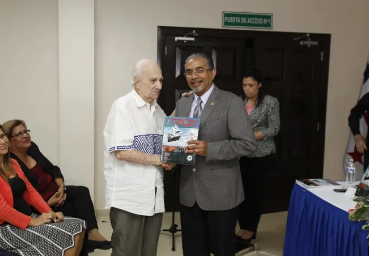 Álvaro Menéndez Franco recibe un ejemplar de la revista. /Foto Josué Arosemena  
