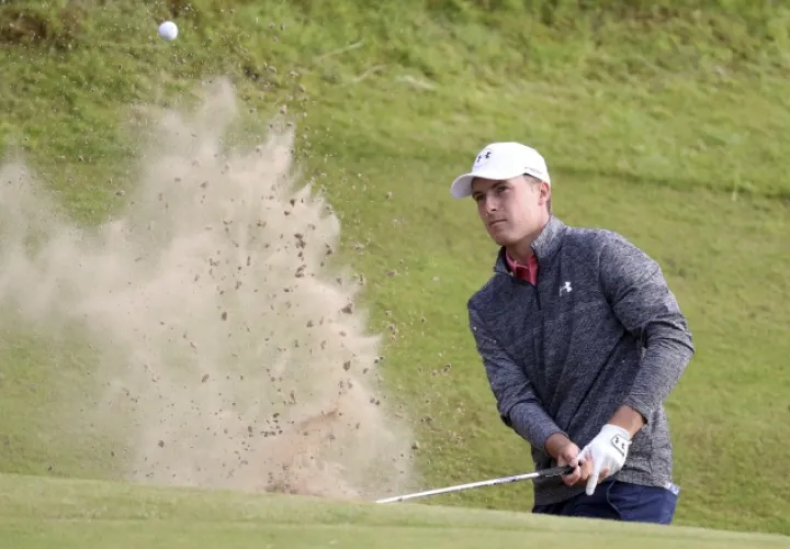 Jordan Spieth sale de la trampa de arena del hoyo 17. AP