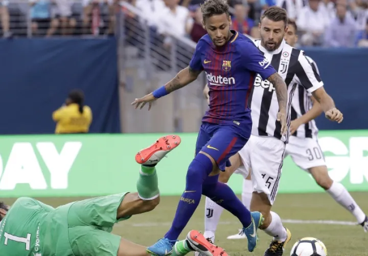 Neymar vacunó dos veces. AP