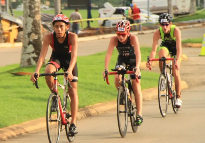 Los atletas en disputa en el sprint. /Foto Cortesía