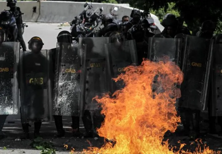 Antimotines de la Guardia Nacional Bolivariana (GNB) fueron enfrentados con cocteles molotov. EFE