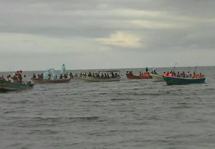 Los pescadores avanzan por mar con otra imagen de la Virgen. Fotos: Zenaida Vásquez. 