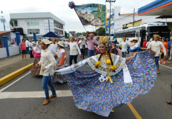 Participaron conjuntos folklóricos. Fotos: Zenaida Vásquez. 