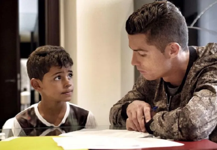 Cristiano ayuda a su hijo con las tareas. 