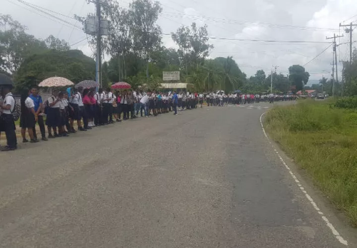 Estudiantes realizaron el viernes una cadena humana cerrando el paso en la calle que da con puesto fronterizo. Foto: Leonardo Machuca