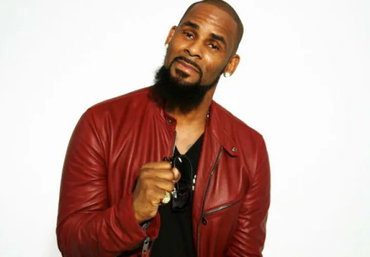 El cantante R. Kelly fue acusado de tener esclavizadas a seis mujeres