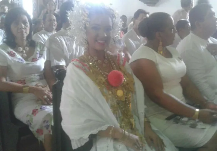 Lia Madrid, reina del Festival Nacional de la Pollera, estuvo presente en la misa en honor a santa Librada. Foto: Zenaida Vásquez 