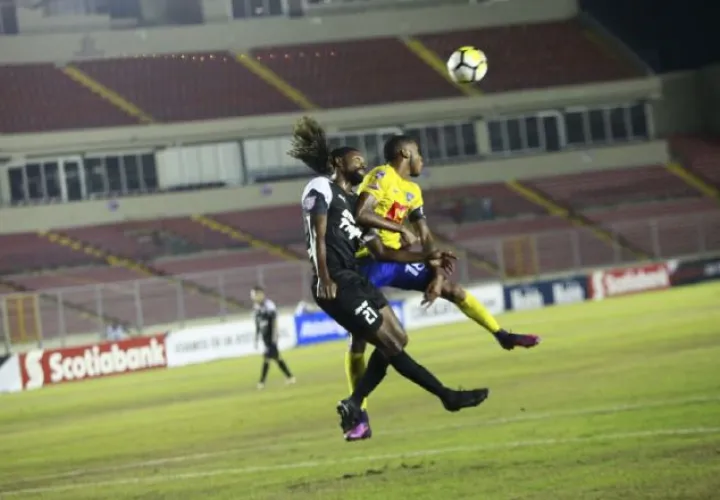 Roy Smith, de Honduras Progreso (21), salta por el balón contra Alfredo Stephens, de Chorrillo FC. /Foto Anayansi Gamez