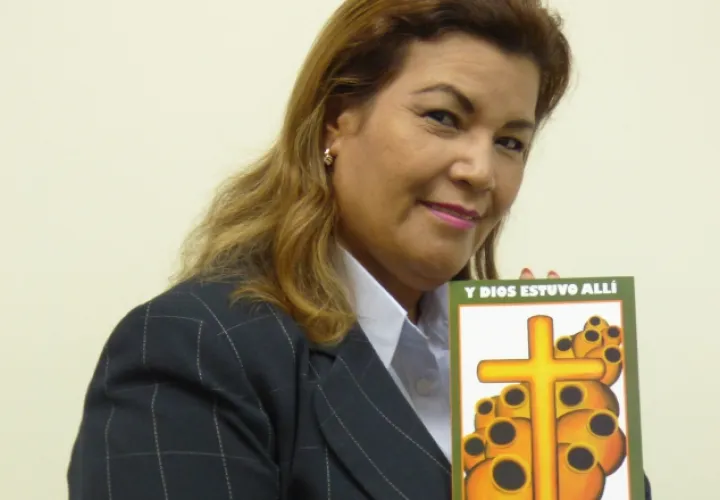 Yadira Roquebert, quien es columnista de Crítica,   muestra el libro cuya portada adorna un cuadro de la pintora  panameña Sheila Lichacz. /Foto Rosalina Orocú Mojica.