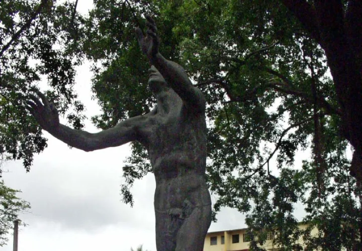 Estatua 'Hacia la luz", en la UP. /Foto Archivo
