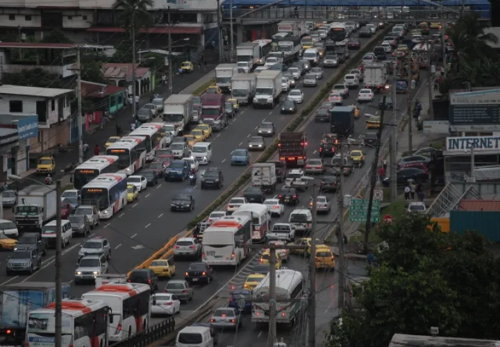 Moradores del sector este y oeste de Panamá deben levantarse a las 3:00 o 4:00 de la madrugada para llegar a tiempo a sus trabajos. /Foto Archivo