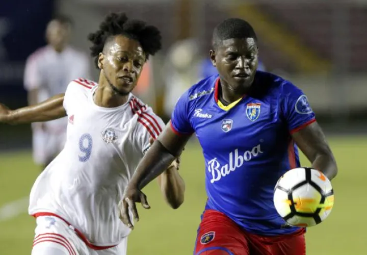 Algish Dixon, del Plaza (der.), y  Jermie Lynch, del Portmore. /Foto EFE