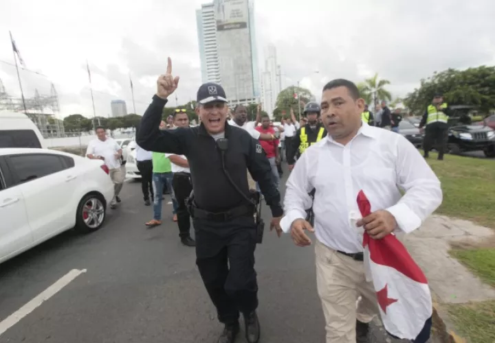 Una de varias protestas que han realizado los taxistas y que terminaron en forcejeos con la policía. /Foto Archivo 