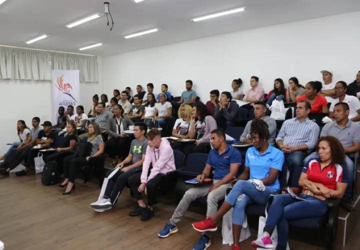 Atletas panameños durante el foro. Cortesía