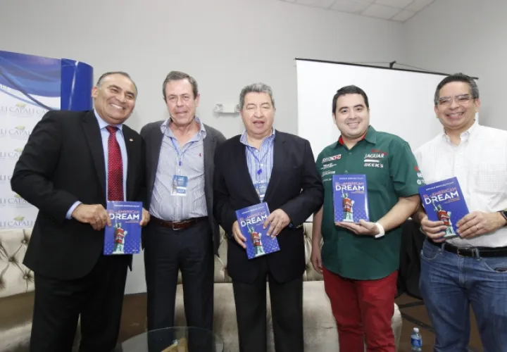 Enrique Berruga posó con diplomáticos y lectores. /Foto Josué Arosemena.