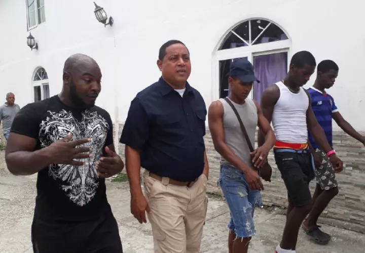 René Moses (centro), coordinador ejecutivo del programa Barrios Seguros, conversa con integrantes del mismo. /Foto Cortesía 