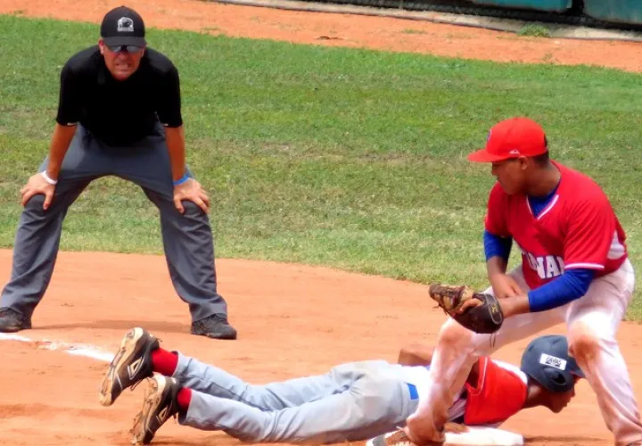 Acción del partido entre panameños y cubanos. /Foto Fedebeis