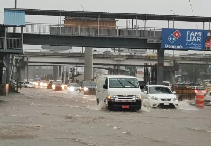 La Domingo Díaz fue una de las vías más afectadas por las crecida del rió  /Foto Cortesía