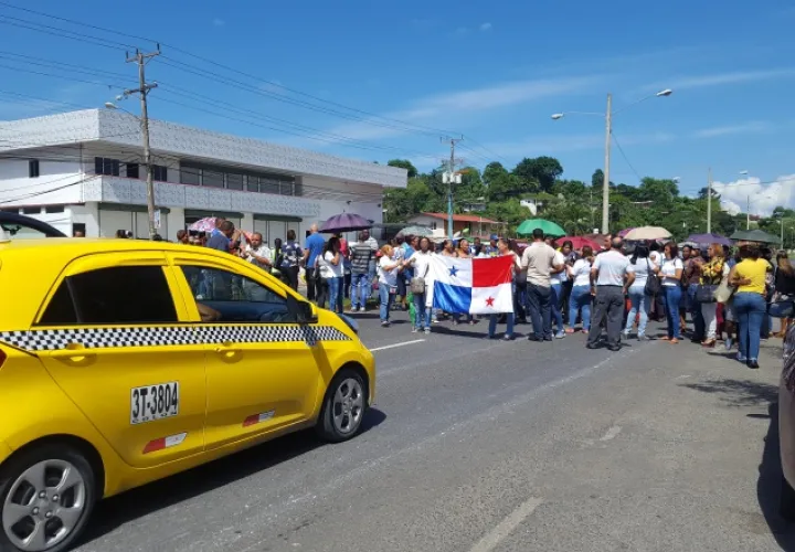 Docentes cerraron ayer la vía Transístmica frente a Cativá, Colón, en apoyo a sus colegas  de San Félix. /Foto Delfia Cortez