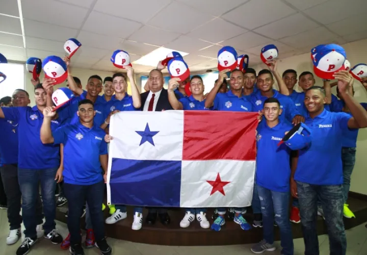 Los jugadores de la selección, que han entrenado por más de un mes, posan con la bandera. /Foto Anayansi Gamez
