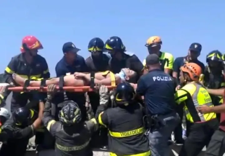 Rescatan con vida a un chico de 11 años que pasó 14 horas entre los escombros. /Foto AP