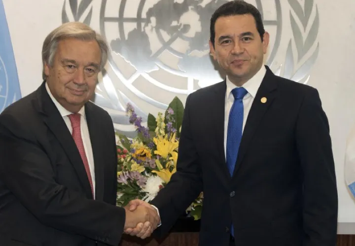 El presidente de Guatemala, Jimmy Morales, saluda al secretario general de la ONU, António Guterres. /Foto EFE