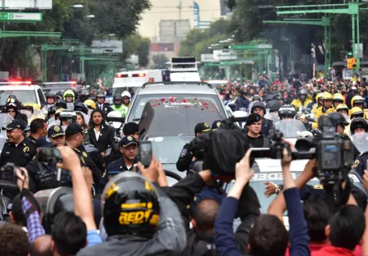 El 5 de septiembre de 2016 la carroza con las cenizas Juan Gabriel llegó a México. /Foto EFE