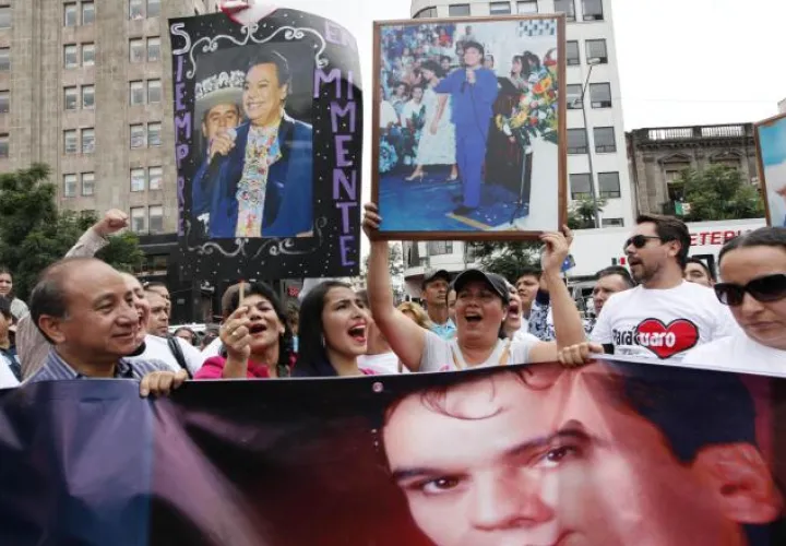 'Fans' esperaron las cenizas del cantante. Esto fue en México, Ciudad.